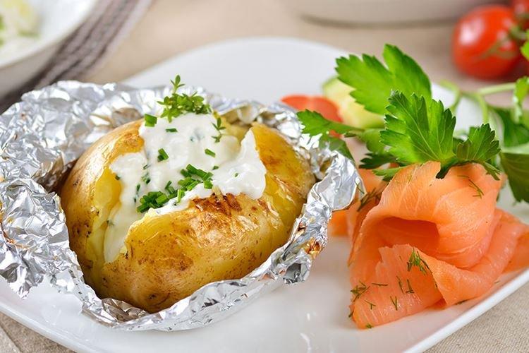 Запеченная картошка с зеленью