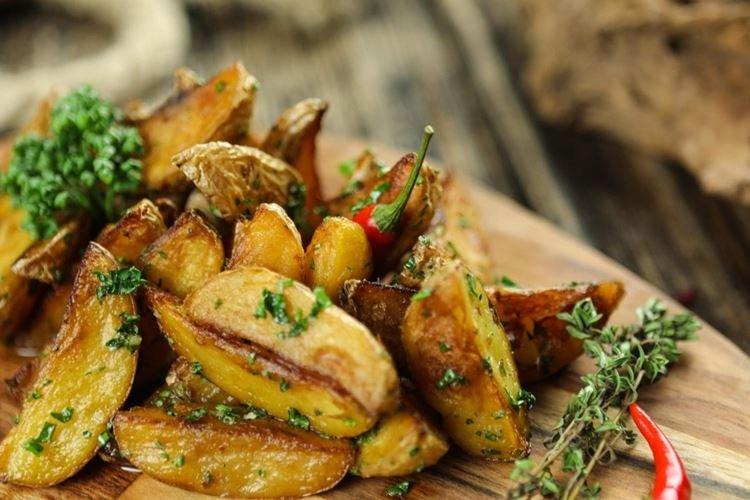 Картошка, запеченная с травами в фольге