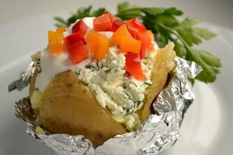 Картошка, запеченная с брынзой в фольге