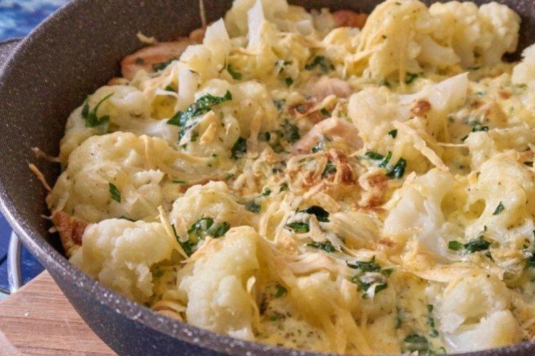 Курица с цветной капустой на сковороде