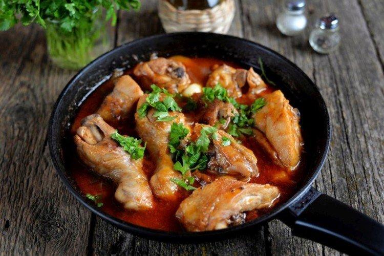 Курица в томатном соусе на сковороде