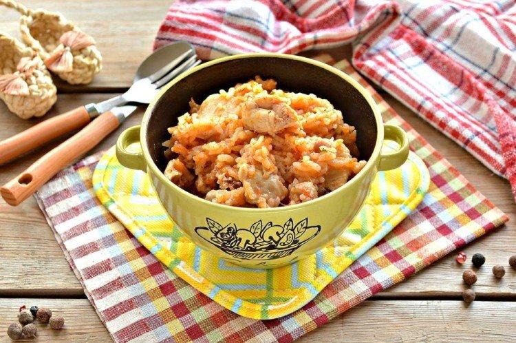 Курица с рисом на сковороде