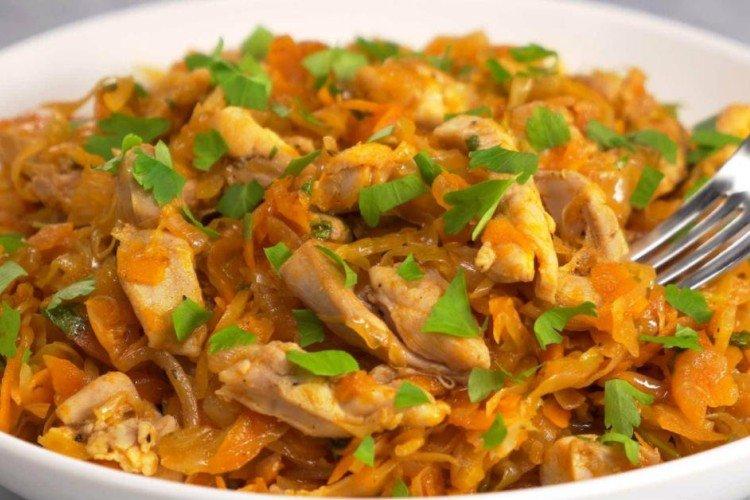 Тушеная капуста с картошкой и курицей