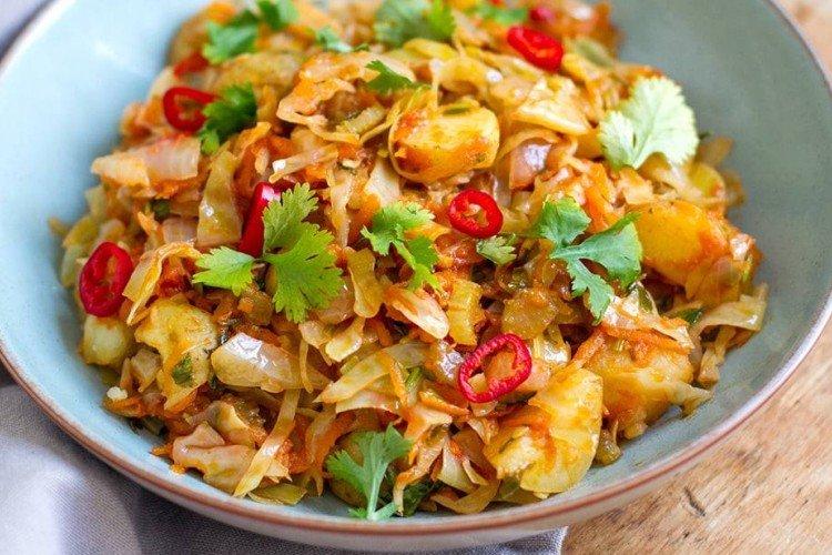 Капуста, тушеная с картошкой и перцем
