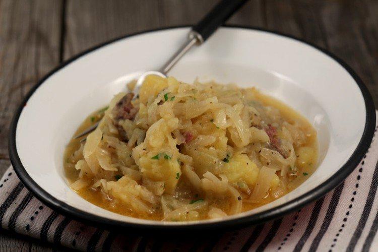 Тушеная капуста с картошкой в сметане