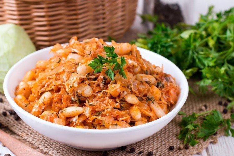 Капуста, тушеная с картошкой и фасолью