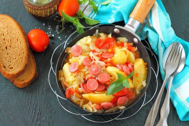 Тушеная капуста с сосисками и картошкой