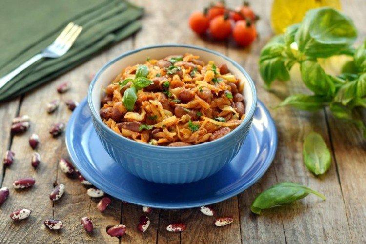 Тушеная капуста с сосисками и фасолью