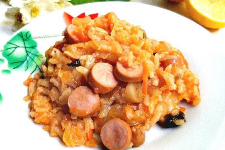 Тушеная капуста с сосисками и рисом