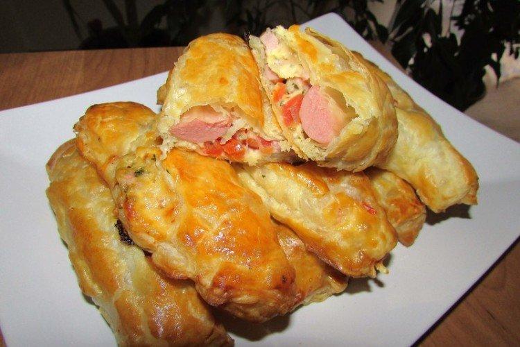 Сосиски в тесте с помидорами и сыром
