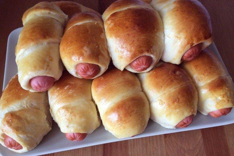 Сосиски в тесте на сырых дрожжах