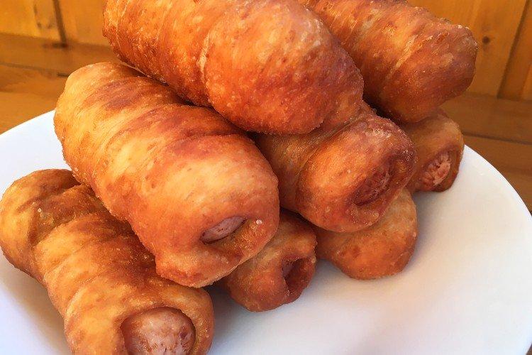 Жареные сосиски в тесте на свежих дрожжах