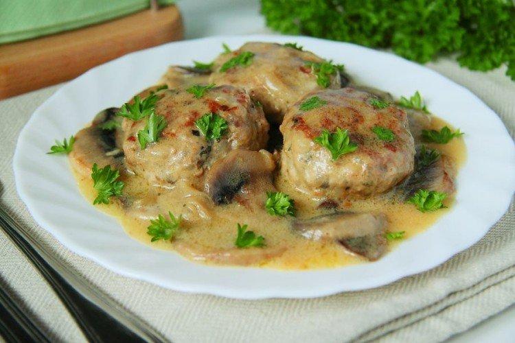 Тефтели с рисом и грибным соусом