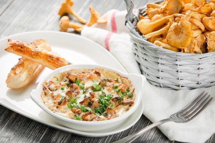 Курица с лисичками в сливочном соусе