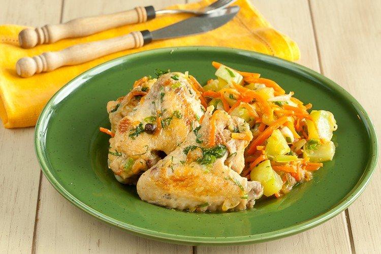 Куриные крылышки с овощами