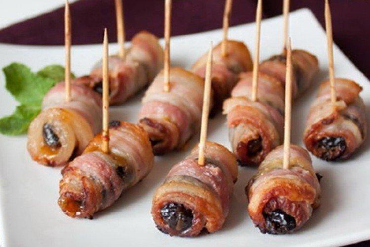 Канапе с черносливом на шпажках