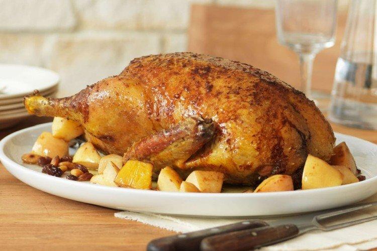 Утка с беконом и сухарями