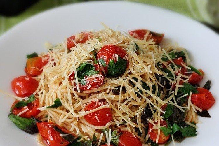 Фунчоза с помидорами черри и базиликом