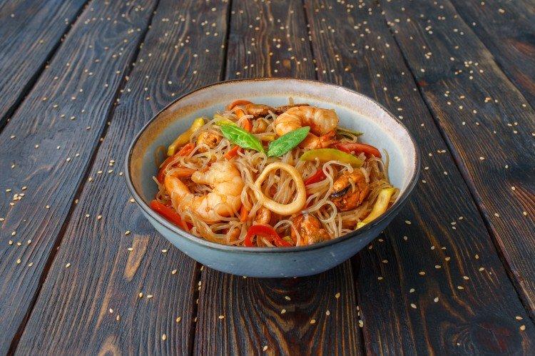 Фунчоза с морепродуктами и овощами