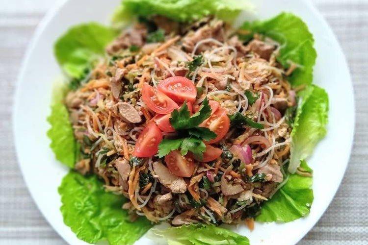 Теплый салат с фунчозой и куриной печенью