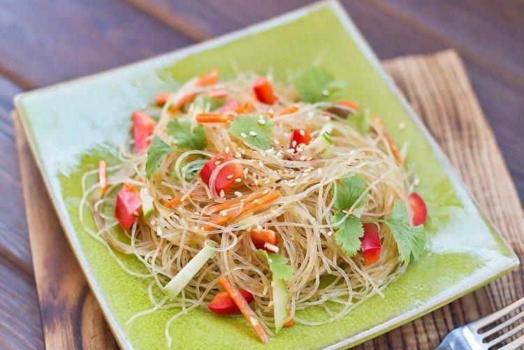 Салат с фунчозой и тунцом