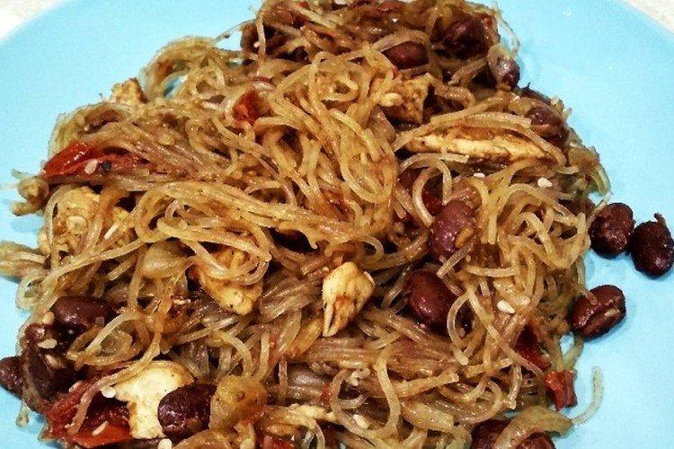 Салат с фунчозой и фасолью