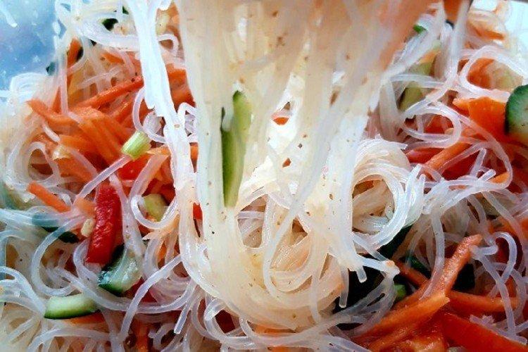 Салат с фунчозой и красной рыбой