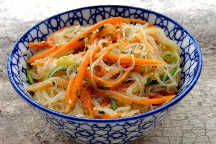 Салат с фунчозой и редиской