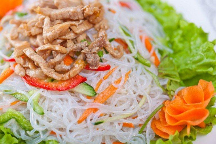 Салат с фунчозой и свининой