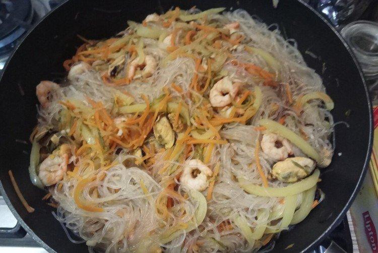 Фунчоза с креветками и мидиями