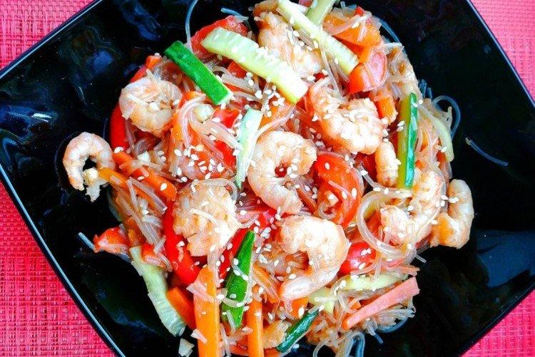 Фунчоза с креветками и огурцами
