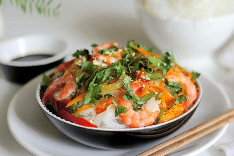 Фунчоза с креветками и шпинатом