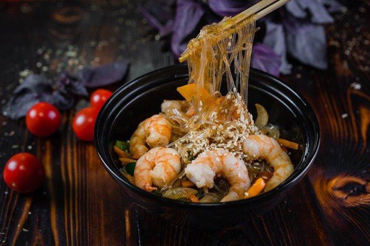 Фунчоза с креветками и ананасами