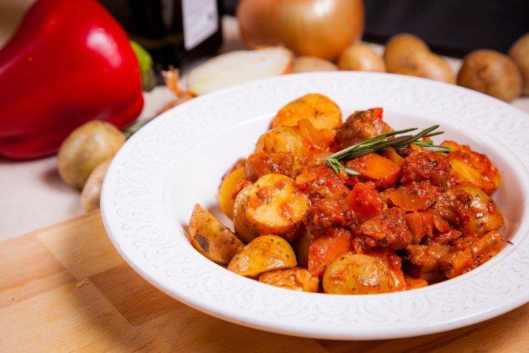 Свинина с картошкой в томатном соусе