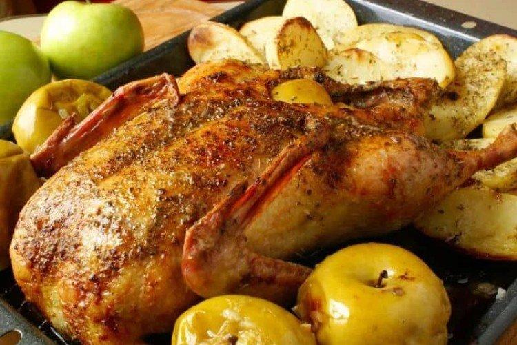 Утка с картошкой и яблоками