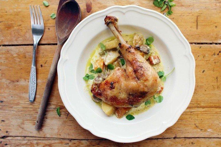 Запеченная утка с картошкой в сметанном соусе