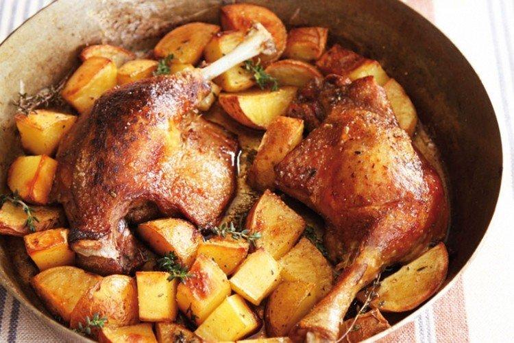 Запеченная утка с картошкой в томатном соусе