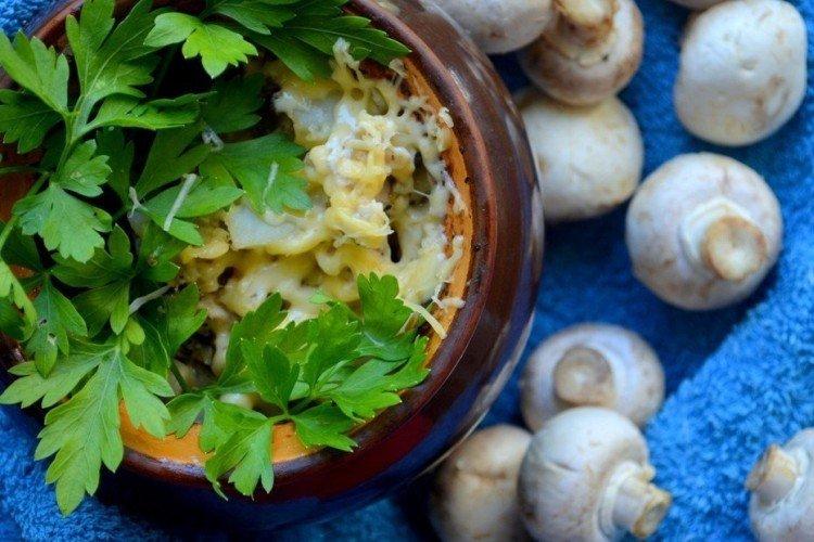 Запеченные шампиньоны в горшочках