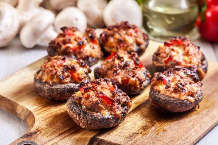 Шампиньоны с сыром и помидорами