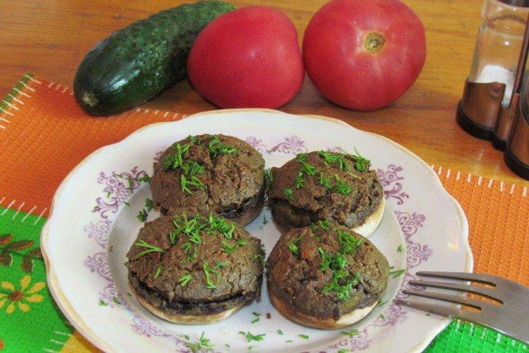 Шампиньоны, фаршированные печеночным паштетом