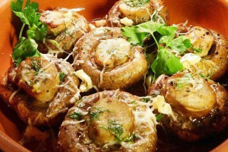 Запеченные шампиньоны с зеленью
