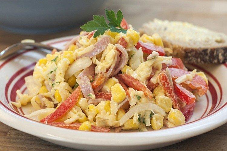 Салат с ветчиной, перцем и сыром