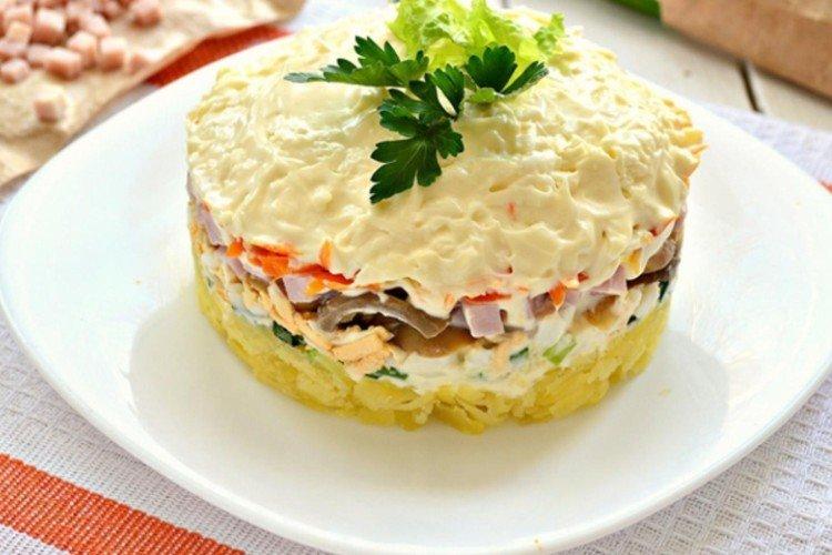 Салат с грибами, ветчиной и сыром