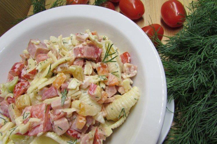 Салат с ветчиной, сыром и макаронами