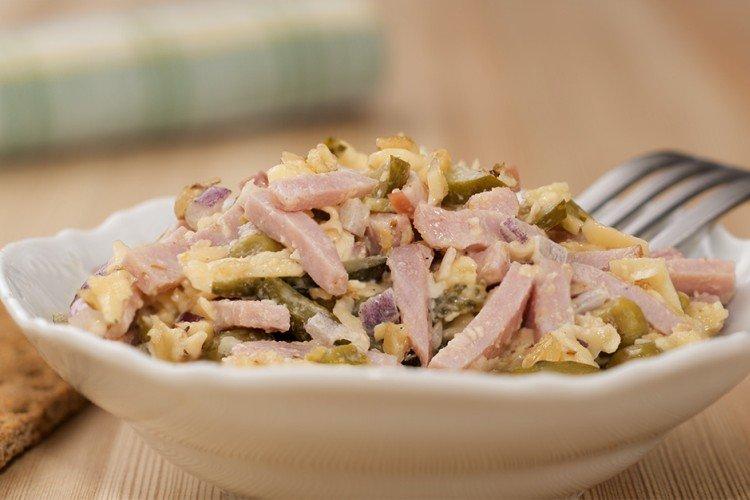 Салат с яйцом, ветчиной и сыром