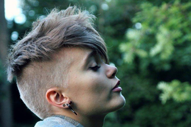Томбой с выбритыми висками и затылком