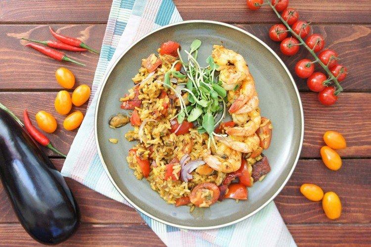 Паэлья с креветками и кукурузой