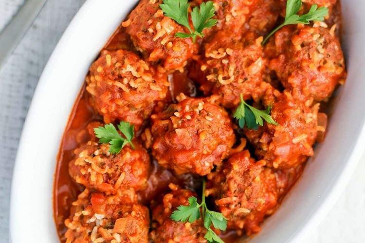 Ежики из фарша в сметанно-томатном соусе