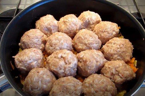 Ежики из фарша с рисом в томате