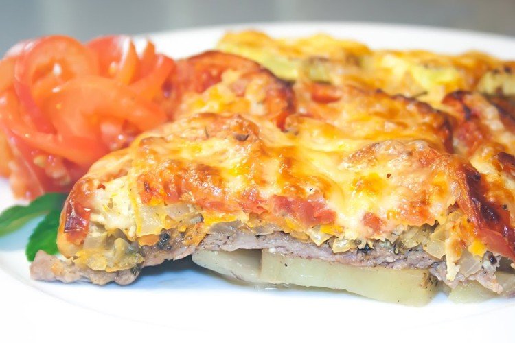 Тунец с картошкой и помидорами